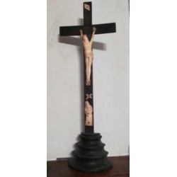 Christ en croix - os - 19e - sur socle bois