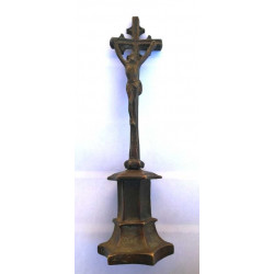 Ancien crucifix bronze ciselé sur pied : 21.5 cm