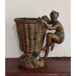 Sculpture bronze faune s'agrippant à un vase posé sur tortue et...